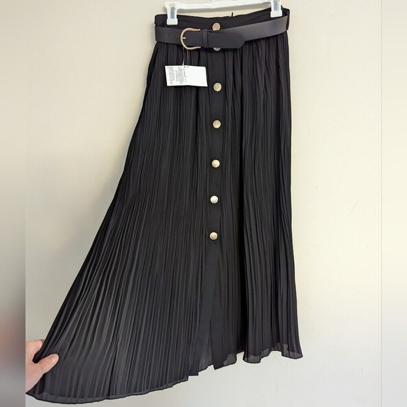 Black pleated midi skirt, textured gold button front closure & removable belt - Picture 2 of 7